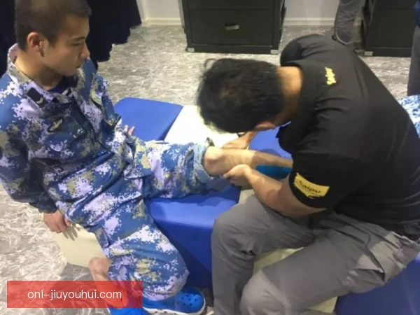 某门将康复计划制定，肩部力量与扑救落地训练